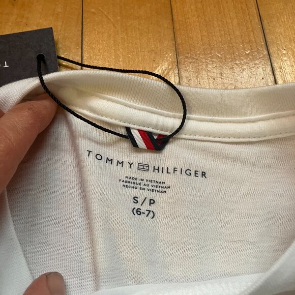 BNWT *** Tommy Hilfiger Kids t-shirt size Small - Picture 4 of 4